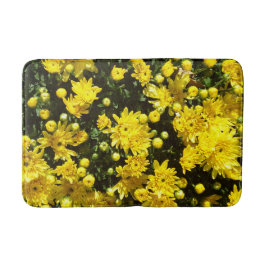 Eine Vielzahl gelber Mums Badematte