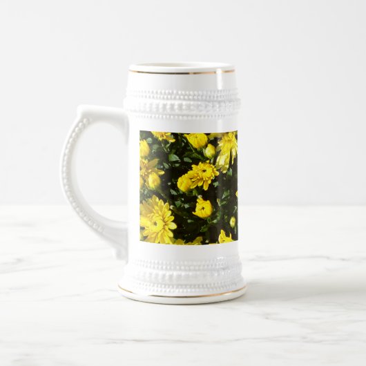 Eine Vielzahl gelber Mums Bierglas (Links)