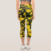 Eine Vielzahl gelber Mums Capri Leggings (Rückseite)