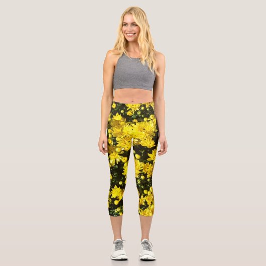Eine Vielzahl gelber Mums Capri Leggings (Vorderseite)