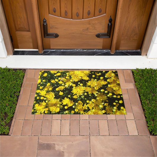 Eine Vielzahl gelber Mums Fußmatte (Außenbereich)