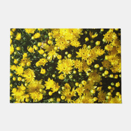 Eine Vielzahl gelber Mums Fußmatte