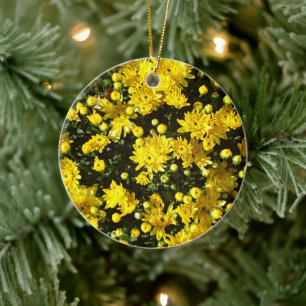 Eine Vielzahl gelber Mums Keramik Ornament
