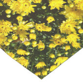 Eine Vielzahl gelber Mums Kurzer Tischläufer (Ecke)