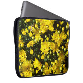 Eine Vielzahl gelber Mums Laptopschutzhülle (Vorne Rechts)