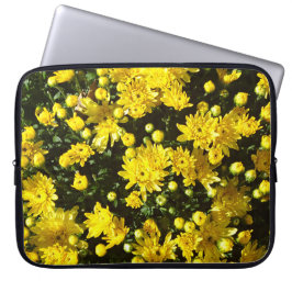 Eine Vielzahl gelber Mums Laptopschutzhülle