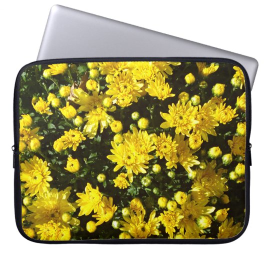 Eine Vielzahl gelber Mums Laptopschutzhülle (Vorderseite)