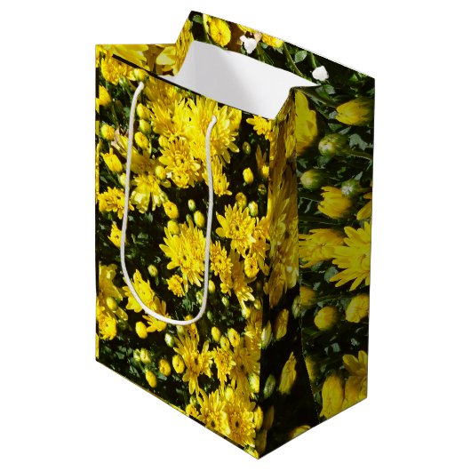 Eine Vielzahl gelber Mums Mittlere Geschenktüte (Vorderseite Schrägansicht)