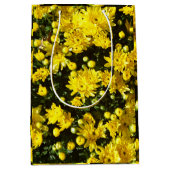 Eine Vielzahl gelber Mums Mittlere Geschenktüte (Vorderseite)