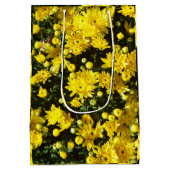 Eine Vielzahl gelber Mums Mittlere Geschenktüte (Rückseite)