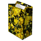 Eine Vielzahl gelber Mums Mittlere Geschenktüte (Rückseite Schrägansicht)