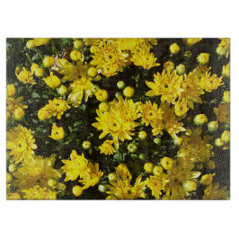 Eine Vielzahl gelber Mums Schneidebrett