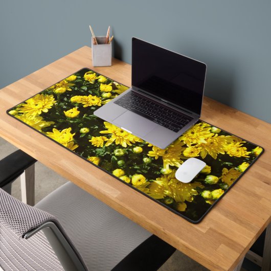 Eine Vielzahl gelber Mums Schreibtischunterlage (Büro 2)