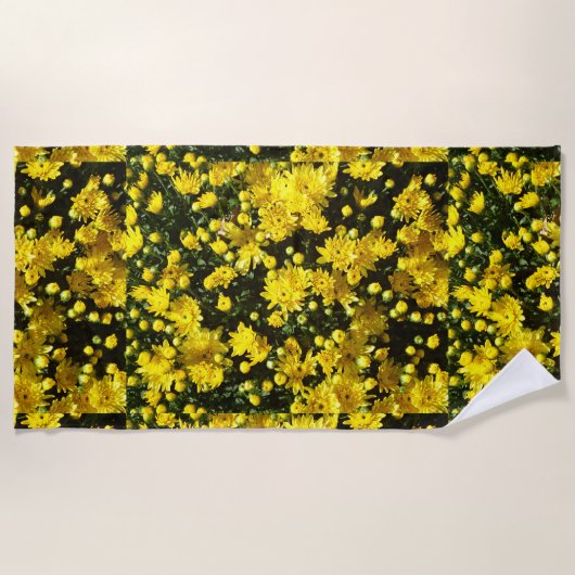 Eine Vielzahl gelber Mums Strandtuch (Vorderseite)