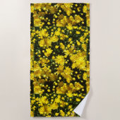 Eine Vielzahl gelber Mums Strandtuch (Vorderseite)