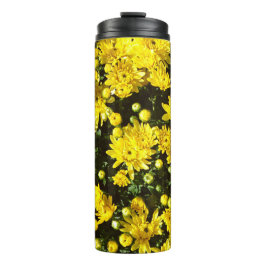 Eine Vielzahl gelber Mums Thermosbecher