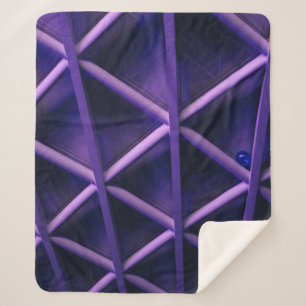 eine violette Decke mit knisterndem Kreuz; blass Sherpadecke