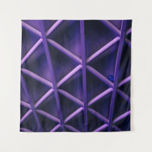 eine violette Decke mit knisterndem Kreuz; blass Wandteppich