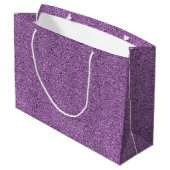 Eine violette Geschenktüte mit Glitter und einem w (Rückseite Schrägansicht)
