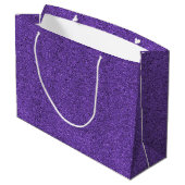 Eine violette Geschenktüte mit Glitter und einem w (Rückseite Schrägansicht)