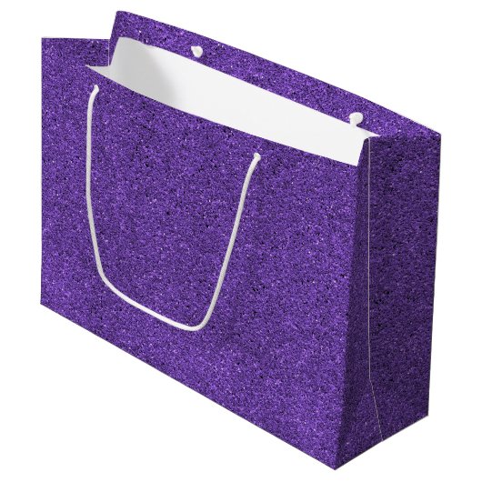 Eine violette Geschenktüte mit Glitter und einem w (Vorderseite Schrägansicht)