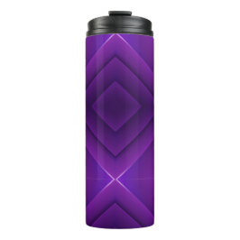 Eine violette Reisetasche mit einem schlanken schw Thermosbecher
