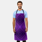 Eine violette Schürze mit geometrischem Rautenmust (Getragen)