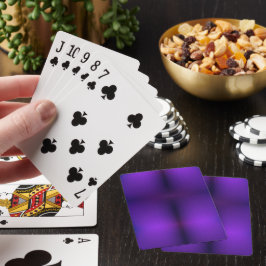 Eine violette Spielkartenrückseite wird oben drauf Spielkarten