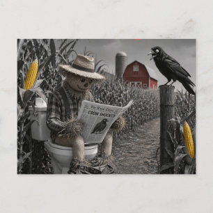 Eine Vogelscheuche auf der Toilette in einem Maisf Postkarte