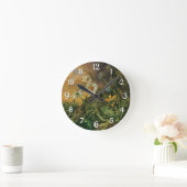 Eine Waldfläche mit Daisies, Primrosen, ... Runde Wanduhr (Zuhause)
