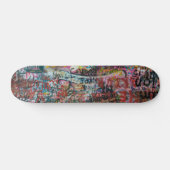 eine Wand voller Graffiti Skateboard (Horizontal)
