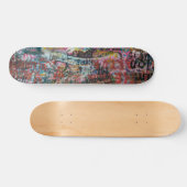 eine Wand voller Graffiti Skateboard (Horizontal)