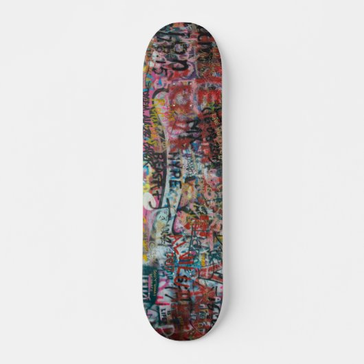 eine Wand voller Graffiti Skateboard (Vorne)
