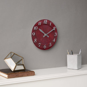 Eine Wanduhr inspiriert von altem rotem Glas aus P