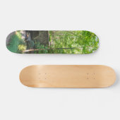 Eine Wegbrücke durch Wälder Skateboard (Horizontal)