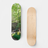 Eine Wegbrücke durch Wälder Skateboard (Vorderseite)