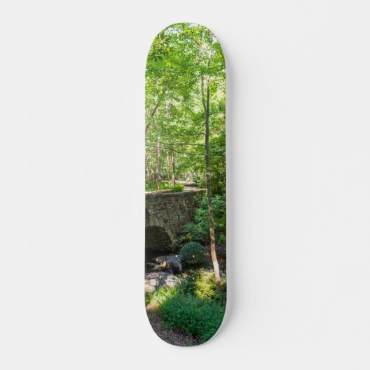 Eine Wegbrücke durch Wälder Skateboard (Vorne)