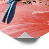 Eine weiche, rosa Farbe namens Peach Fuzz Blume Poster (Ecke)