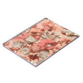 Eine weiche, rosa-orange Farbe namens Peach Fuzz Notizblock (Linke Seite)