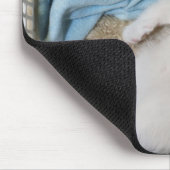 Eine weiße Katze, die in einem Wäschekorb schläft, Mousepad (Ecke)