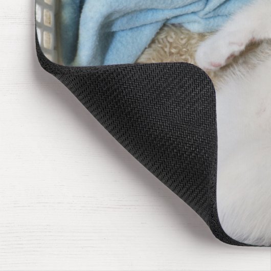 Eine weiße Katze, die in einem Wäschekorb schläft, Mousepad (Ecke)