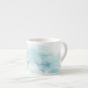 Eine weiße Keramiktasse mit einem hellblauen Wasse Espressotasse