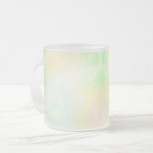 Eine weiße Keramiktasse mit einem pastellfarbenen  Mattglastasse