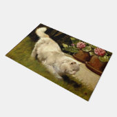 Eine weiße persische Katze, die Ladybug beobachtet Fußmatte (Schrägansicht)