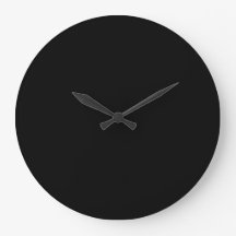 Eine weiße Uhr, die deutlich gegen eine Soli angez