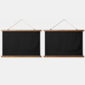 Eine weiße Uhr, die deutlich gegen eine Soli angez Wandteppich Mit Holzrahmen (Doppelt)