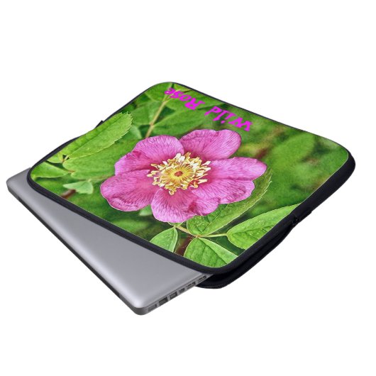 Eine wilde Rose Laptopschutzhülle (Vorne Knopf)