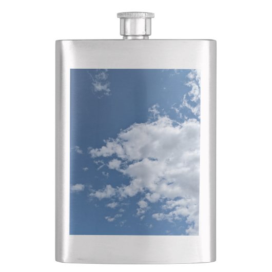 Eine Wolkendecke in Dreiecksform Flachmann (Vorderseite)