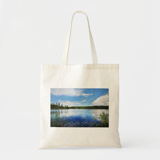 Eine wunderbare Ansicht von Finnlands Saimaa See Tragetasche (Vorne)