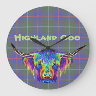Eine wunderschöne bunt gebirgige Kuh auf Tartan. Große Wanduhr
